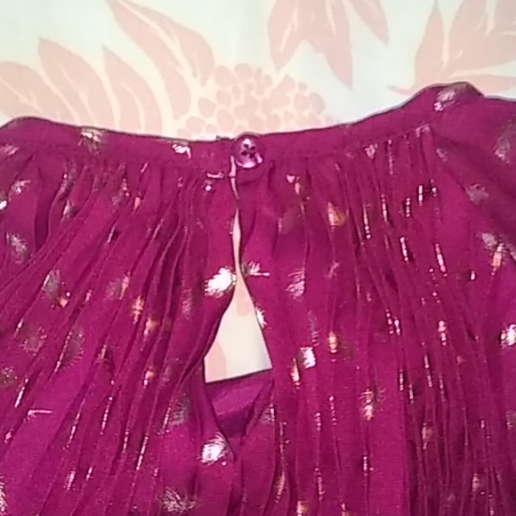 Gorgeous purple pleated dress with gold feathers - Picture 4 of 8